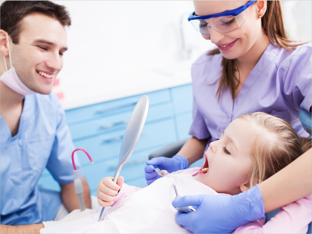 Зубной врач для детей. Детский стоматолог. Стоматология дети. Ребенок у стоматолога. Ребенок на приеме у стоматолога.