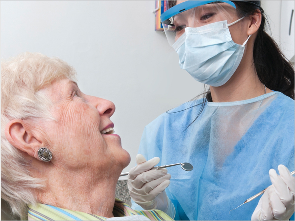 Протезирование зубов инвалидам 3 группы. Пожилой у стоматолога. Пожилая женщина у стоматолога. Пожилой пациент у стоматолога.