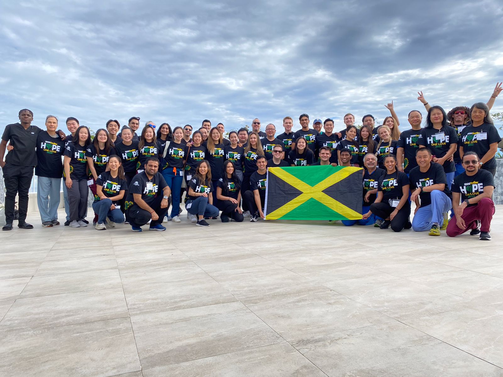 Voluntarios de la Facultad de Odontología de Dugoni atienden a jamaiquinos necesitados